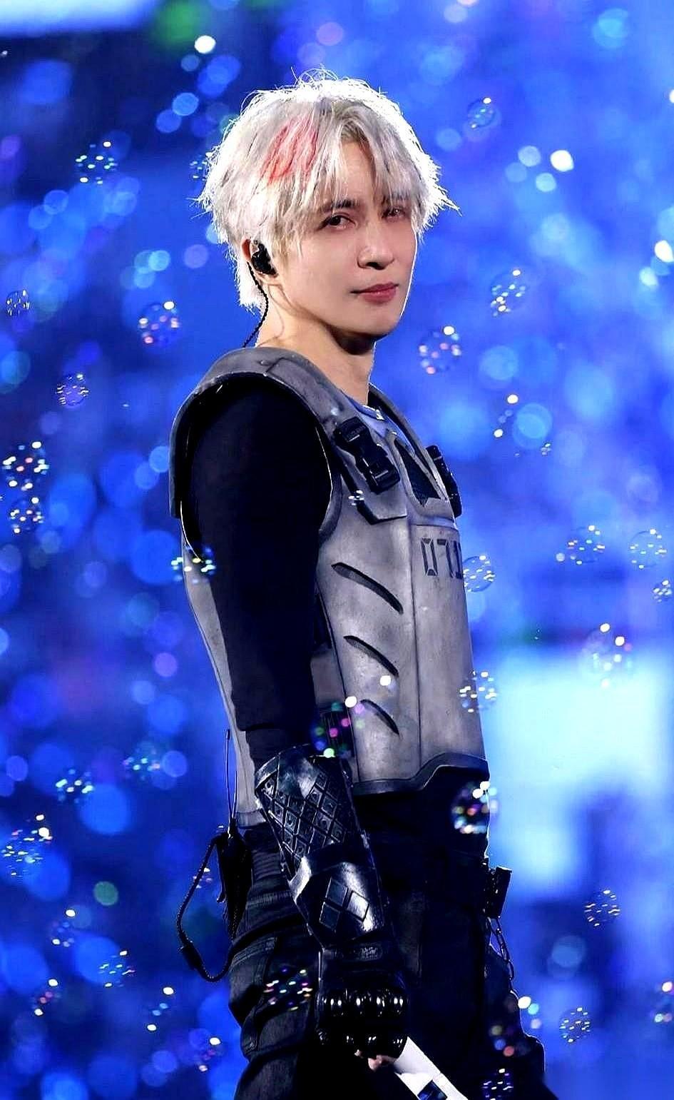 看到老薛那张头皮照片，心猛地揪了一下。
我们总看他在台上闹，在台上发光，谁能想到