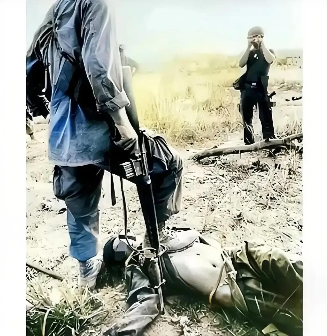 战争无情，不分男女老少，只要对方向你开火，就是你的敌人。但在战争中侮辱尸体是无人