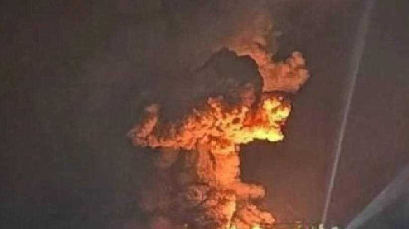 就在刚刚。
 
俄罗斯突然宣布了新罗西斯克港在前日凌晨遭远程打击，油库与配套设施