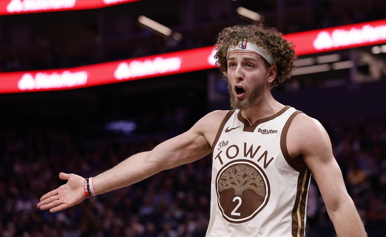 波杰姆斯基终于给科尔争了回气。
没有库里，没有巴特勒，也没有追梦，勇士在进入第四