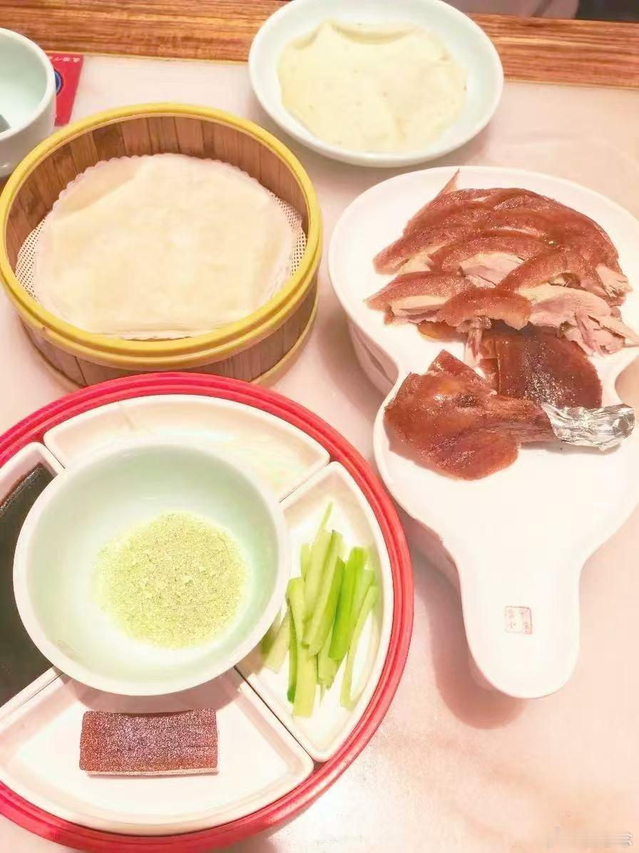 北京中餐店有游戏角色出没北京烤鸭出新吃法啦！卷橙子、卷糖葱大胆组合，果香中和鸭肉