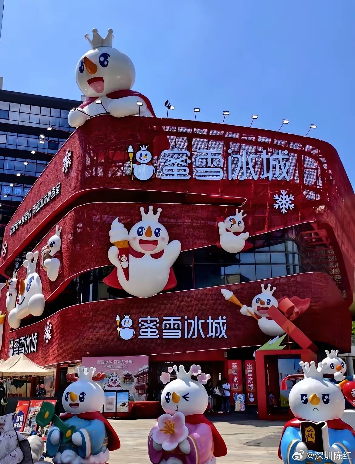蜜雪冰城 盘账数杯子不数钱蜜雪冰城有一条规矩。他们店里的饮料，员工是可以随便喝的