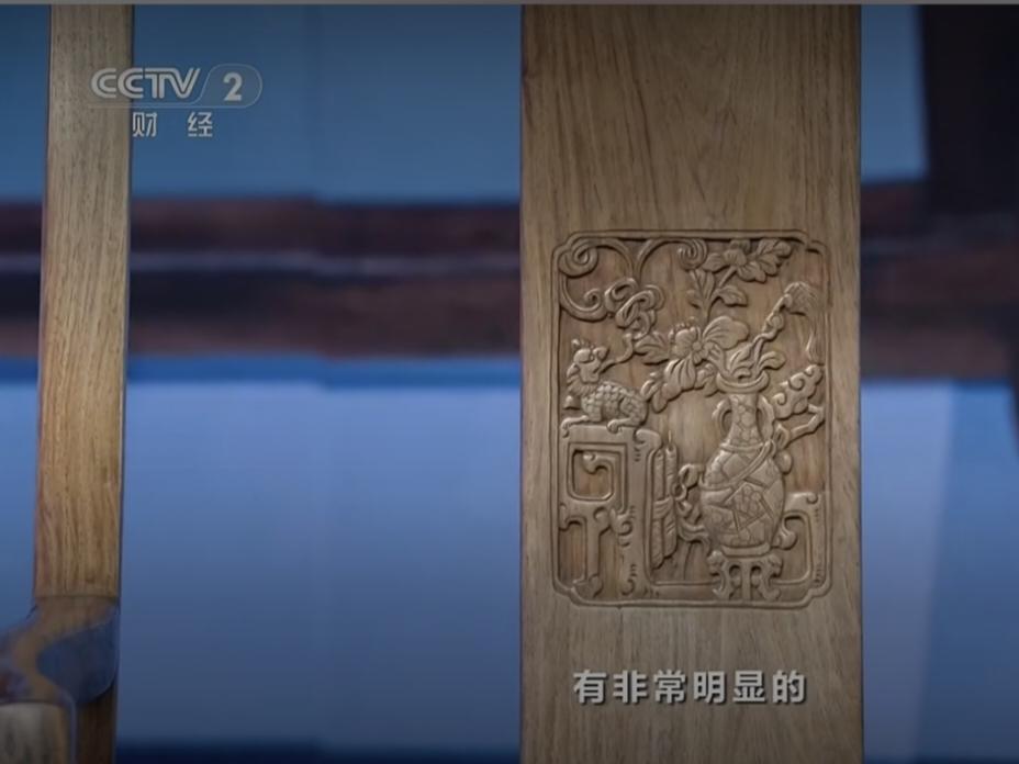 我们看这张“丢先人”黄花梨家具，它的特征类似《红木》国标中的白木。《红木》国标对