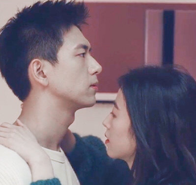 #李现周雨彤喉结吻#李现，周雨彤喉结吻来喽，这一段真的是太欲了，这是我们不花钱就