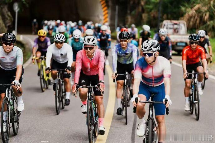 超600名骑手在丽水青田千峡湖畔追风逐梦 骑过挂壁公路，路过刘伯温故居！青田这场