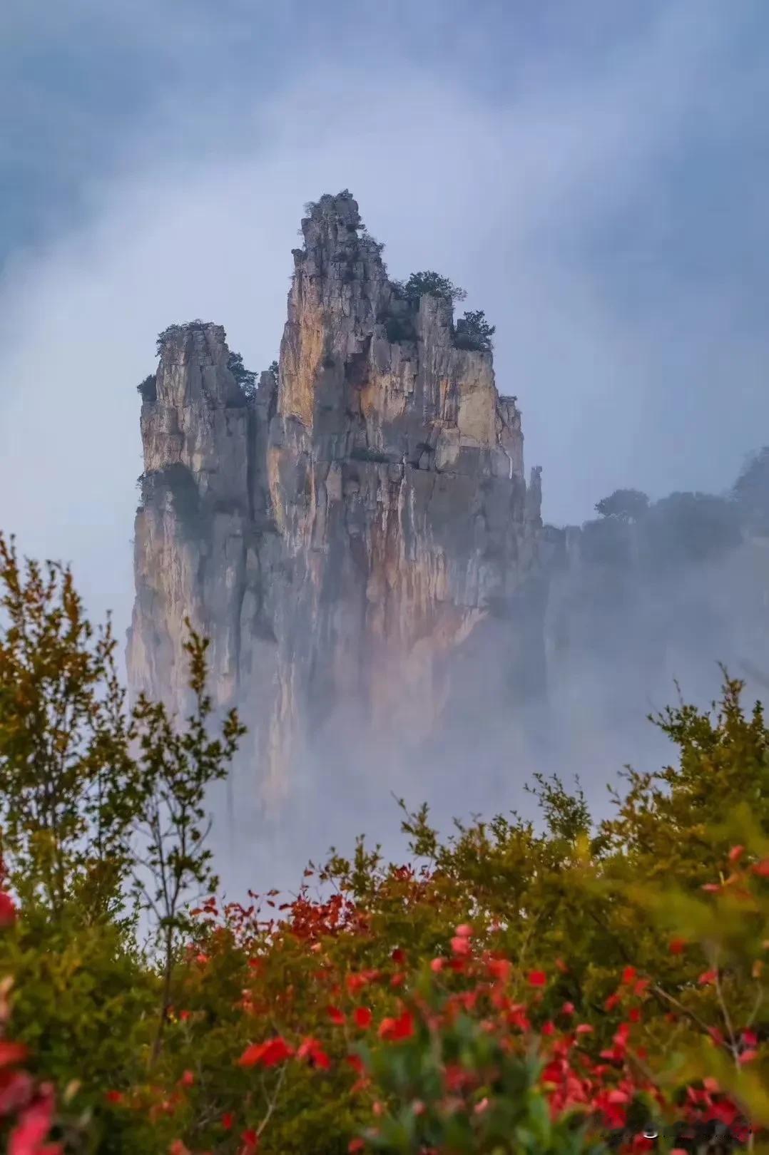 巫山红叶（原创首发）陋室听秋/文
 
秋意轻叩巫峡的山门，刹那间，
一幅绝美的画