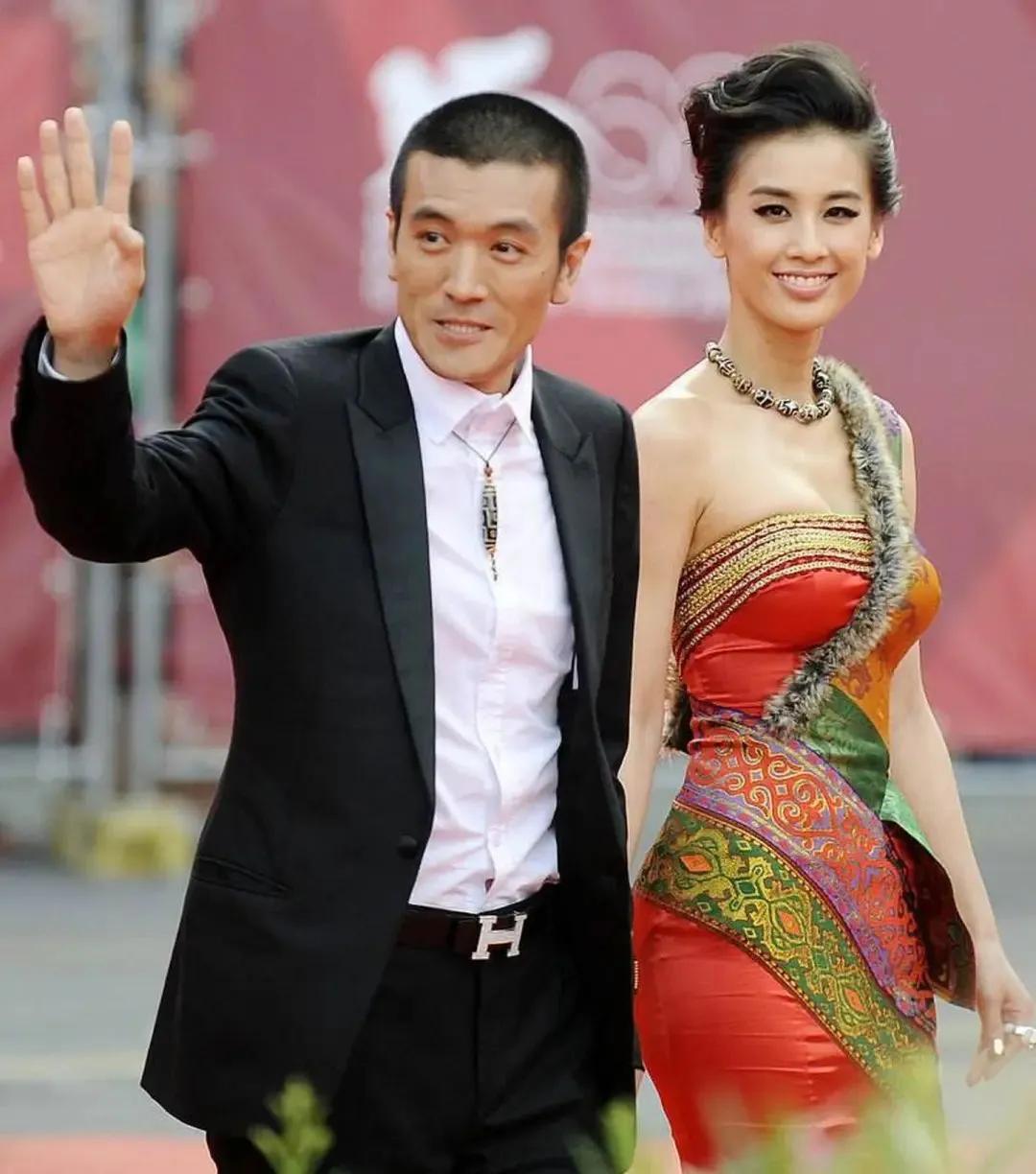 杨子上离婚节目，被指“已读乱回”。黄圣依诉苦家庭被忽视，杨子回应冷淡。观众愤怒失