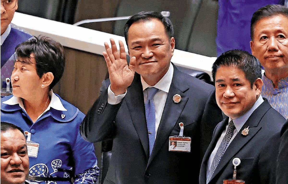 佩通坦确实不如阿努廷，同样的的事情，阿努廷直接就开打了，柬埔寨给吓完了，不断找人