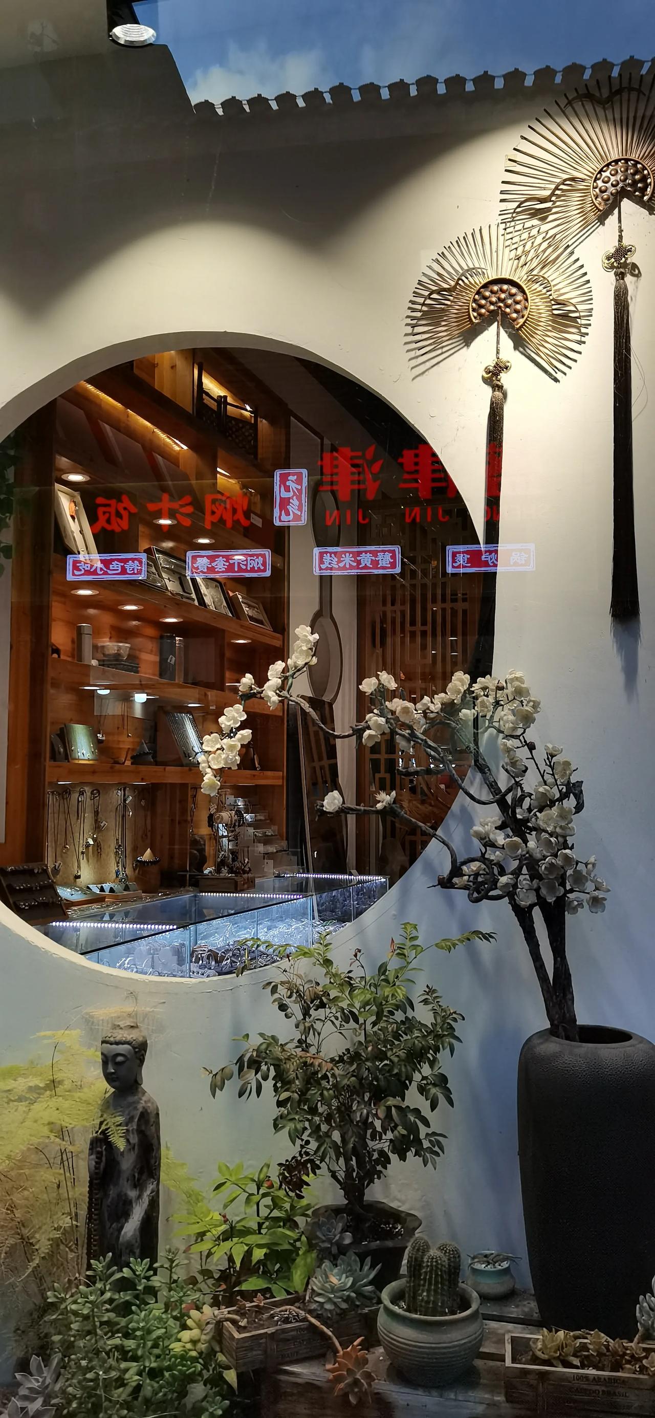 【十一长假安庆老街新风貌】安庆老街修缮改造以后焕然一新，街道变宽敞了，沿街商铺也