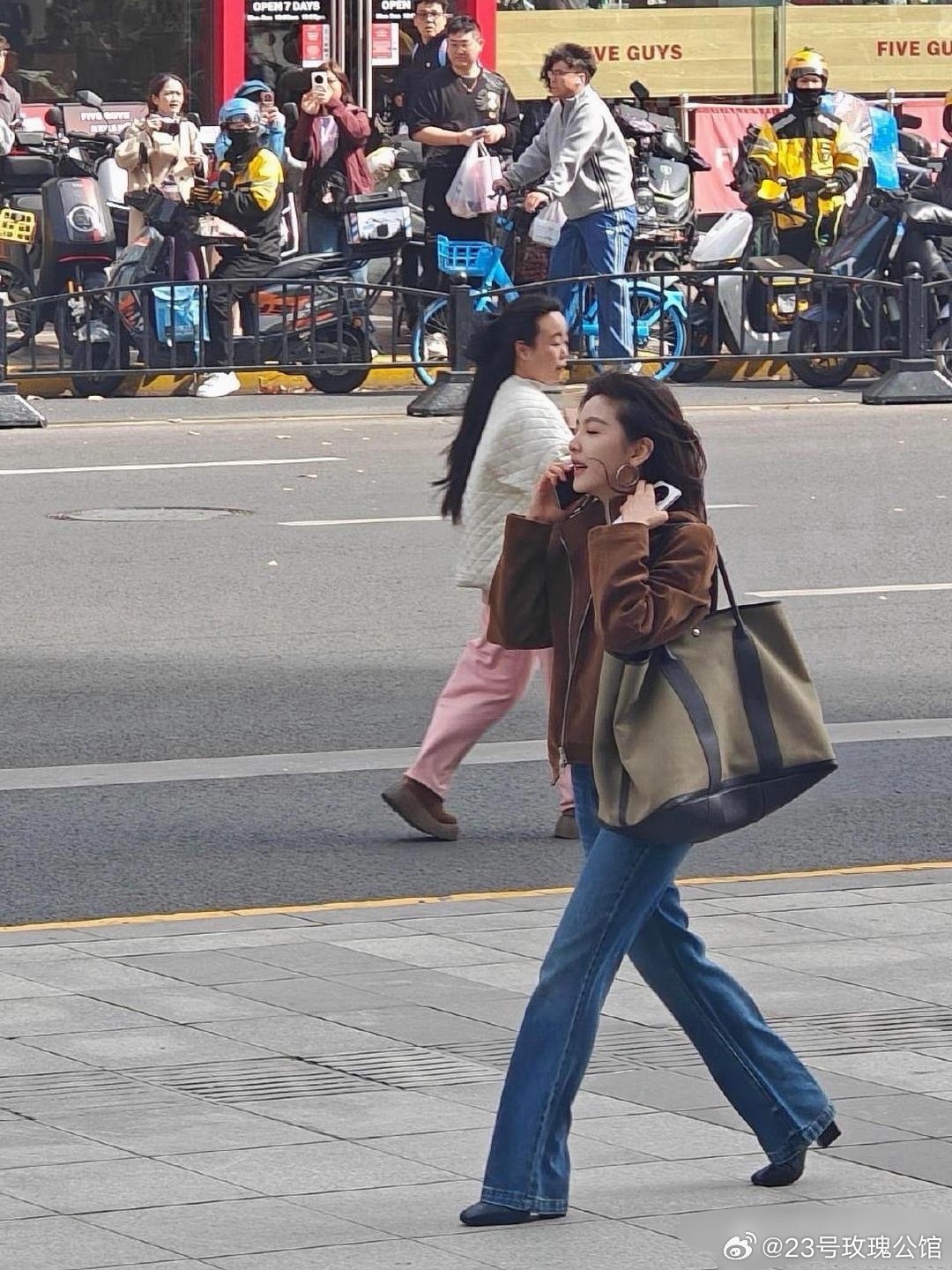 章若楠偶遇图，果然明星里的淡颜在现实里还是挺有冲击力的 