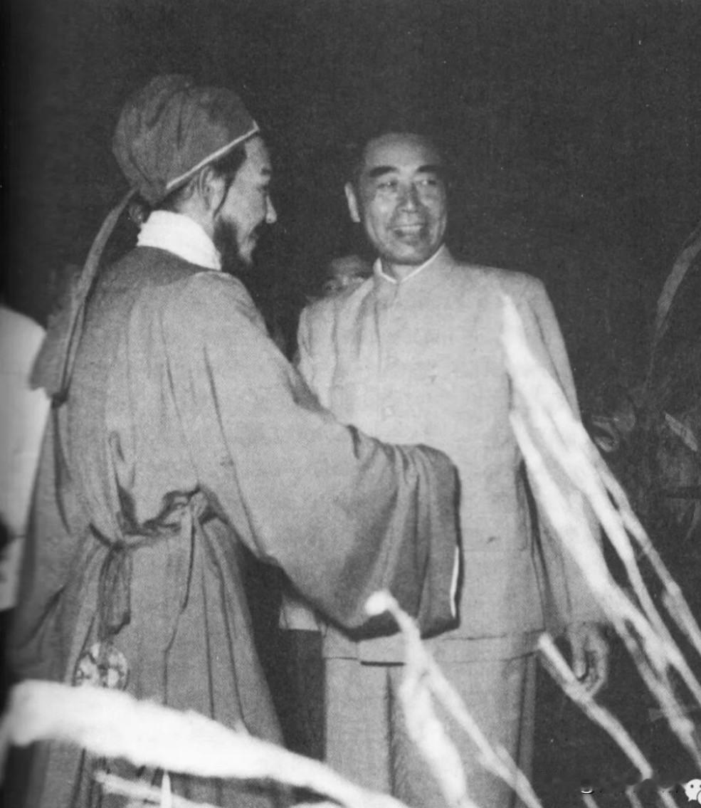 1958年6月18日晚，在北京首都剧场，北京人民艺术剧院（简称“北京人艺”）正在