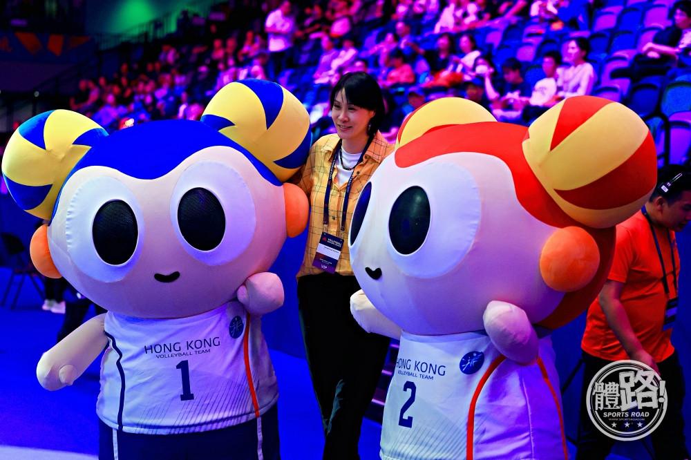 中国女排3-0击败乌克兰的比赛中，昔日世界冠军赵蕊蕊也来到了现场，为师妹们加油助