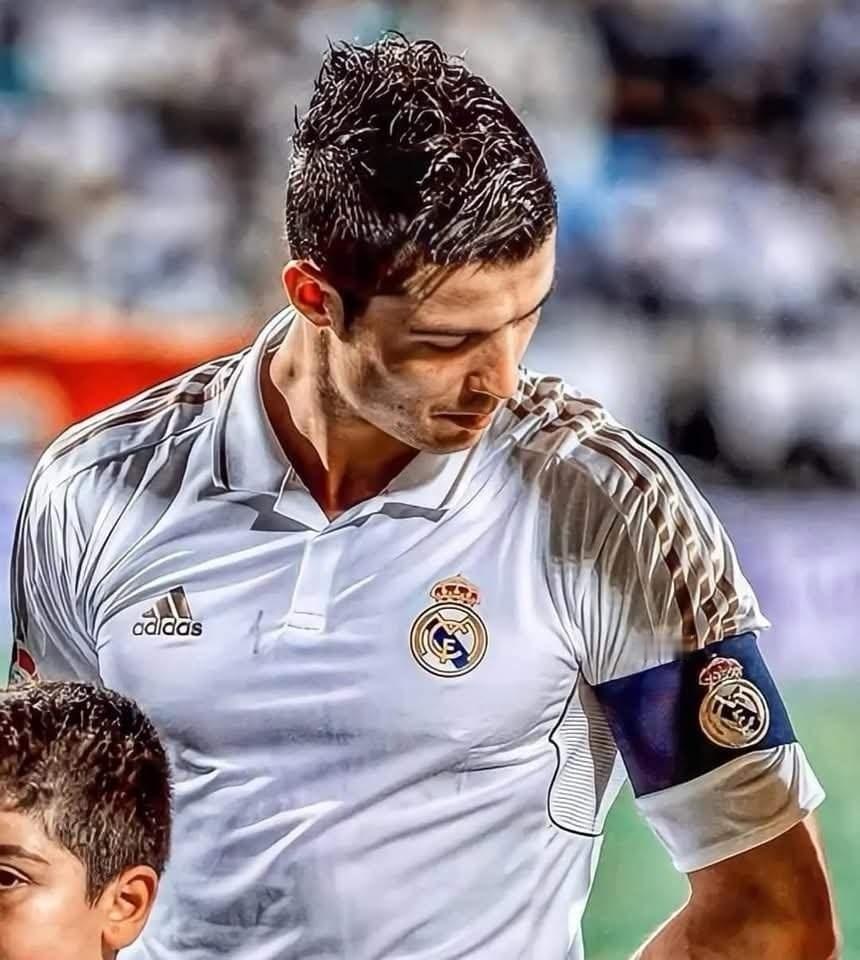 梅结晶说C罗皇马生涯只有9次戴上队长袖标。而事实是：克里斯蒂亚诺·罗纳尔多为皇家