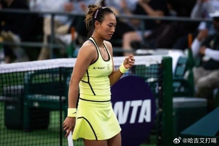 凤凰新闻【郑钦文落寞离开！没黑脸+笑着与萨巴伦卡握手，曾说：输球后很难笑出来】北