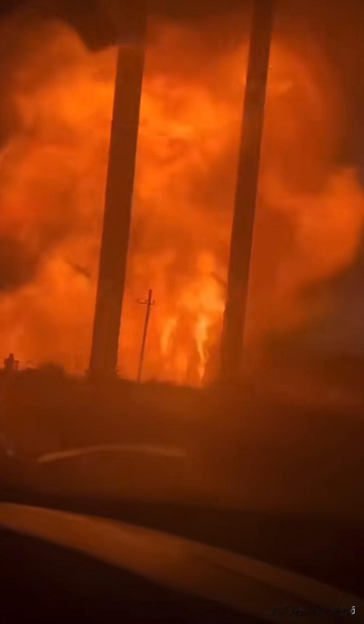 达吉斯坦燃气管道爆炸，现场剧烈燃烧一片火海！达吉斯坦克孜勒尤尔特俄罗斯燃气管道俄