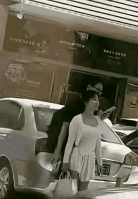 谁教的女儿，

    大众场合之下，

    没有一点女孩子自重，自爱。
