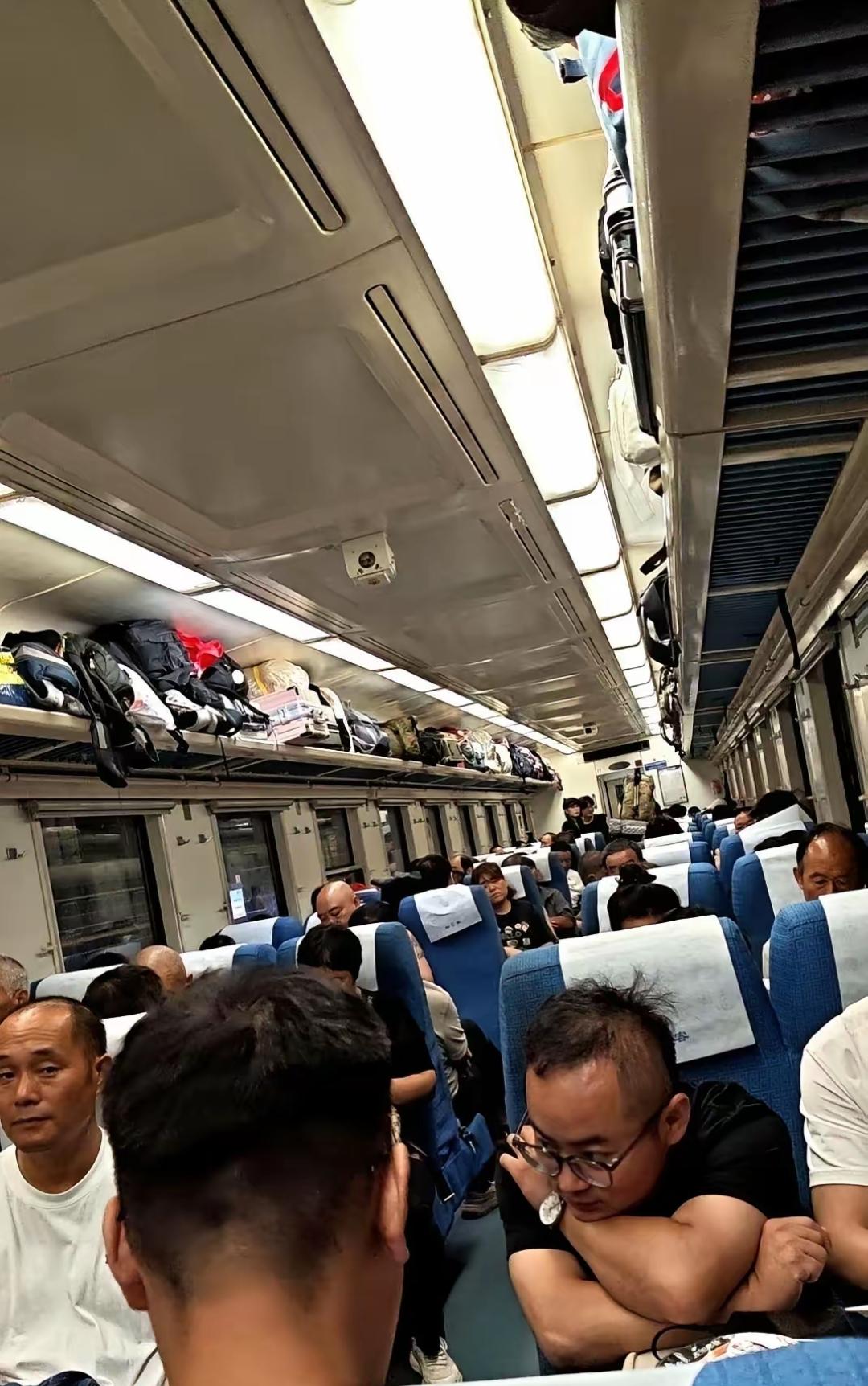 乘务员这招，是真的绝。
大叔嫌空调冷，扯着嗓子要关。乘务员没吵没争，弯腰凑到他耳