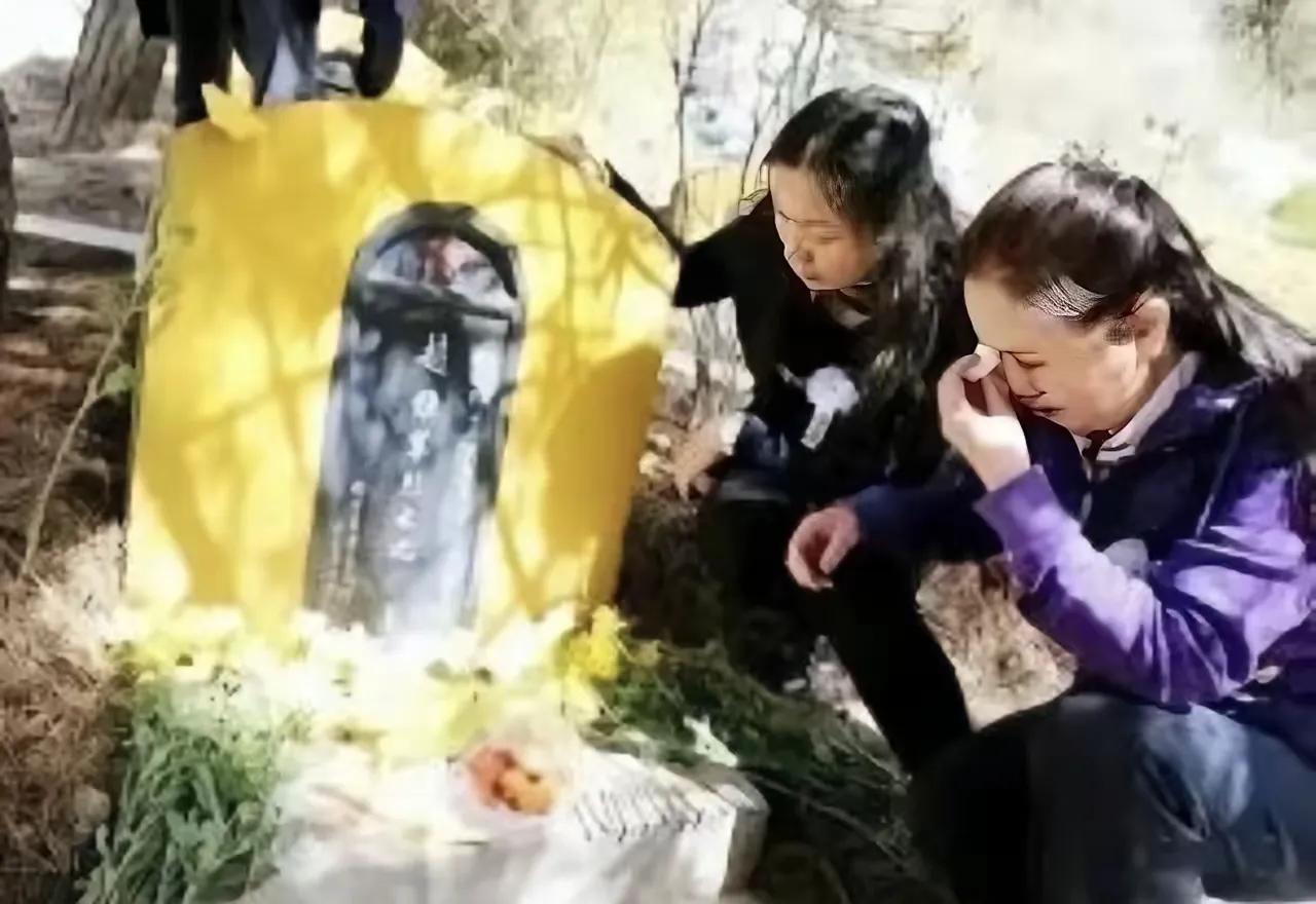 谁也没料到，曾在老山战场抱过临终战友赵维军的女护士张茹，2015年重返中越边境麻