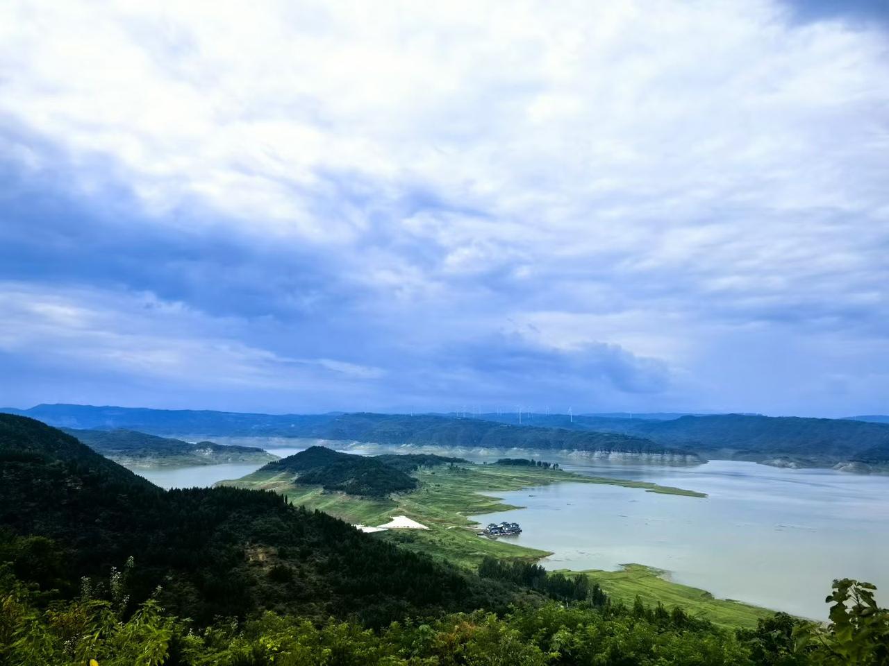 夏日生活打卡季看过城市漫天的晚霞，望过青山环抱的湖水，恰逢天边一道彩虹。