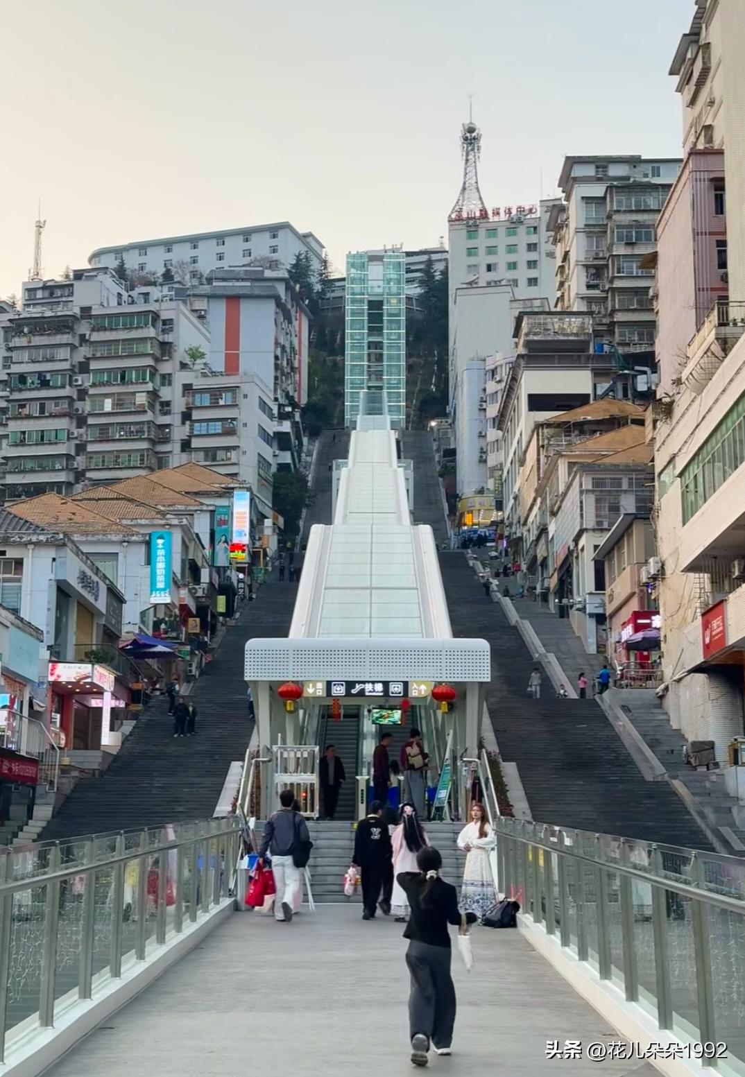 巫山应该没有胖子😂😂

来巫山打卡了世界上最高最长的神女大扶梯，据说还没开通