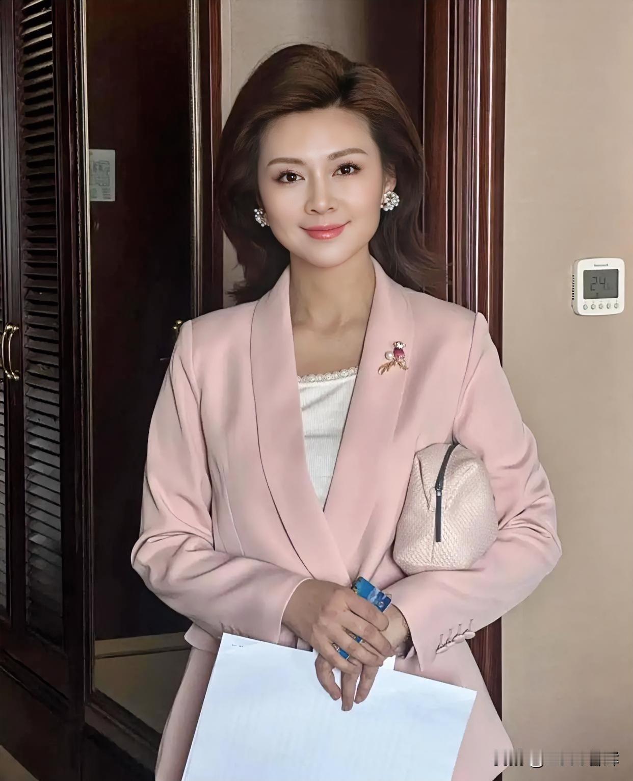 粉装温婉，知性柔美，气质如兰芳华绽放。