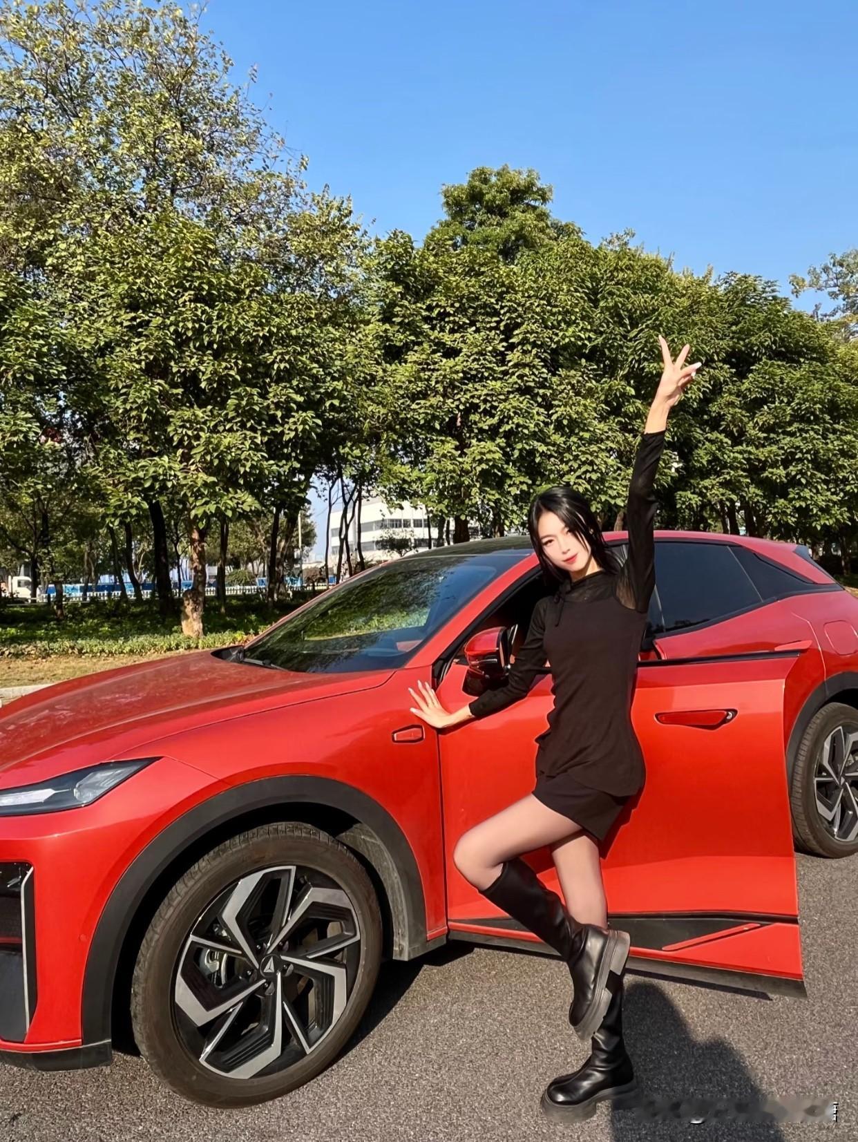 单位同事说她的车一个月没加油了，
用车成本惊到我了……
她开来上班的这台深蓝S0