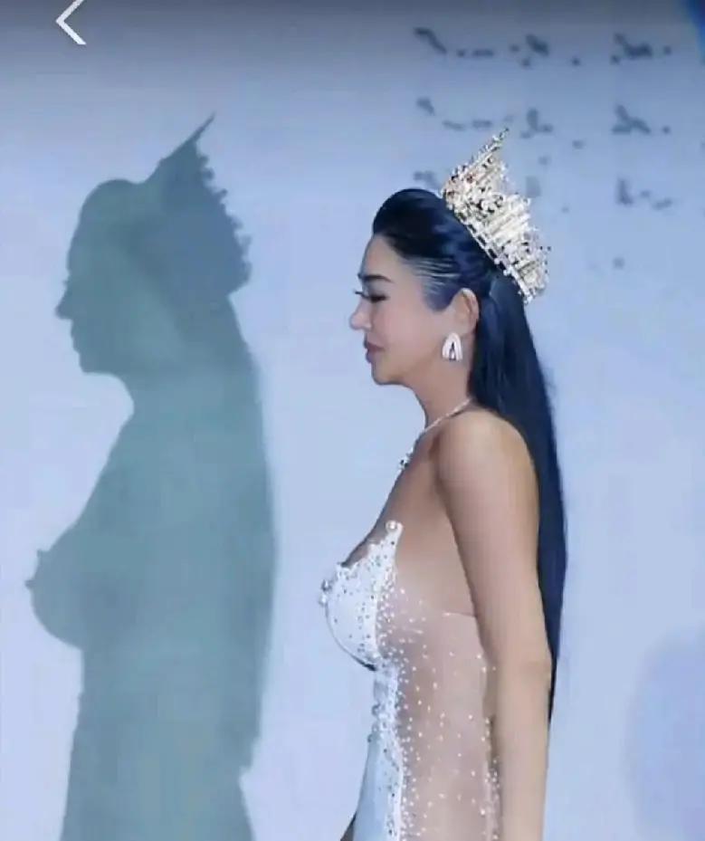 白裙只镶3颗钻，却贵过满钻礼服
 
刘雪冰在巴黎丢出这件极简白裙，现场闪光灯瞬间