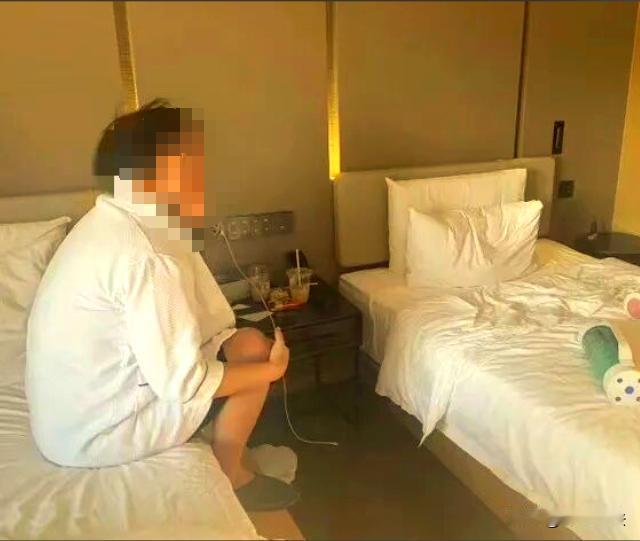 湖北黄冈，两男两女到酒店里开房，进屋后就开始瞎折腾，还疯狂的放音乐，几个人在屋内
