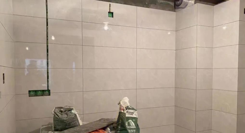 又是一年的年底了，欠表哥的10万元有5年多了。昨天，我带着2瓶珍藏白酒，请他吃饭