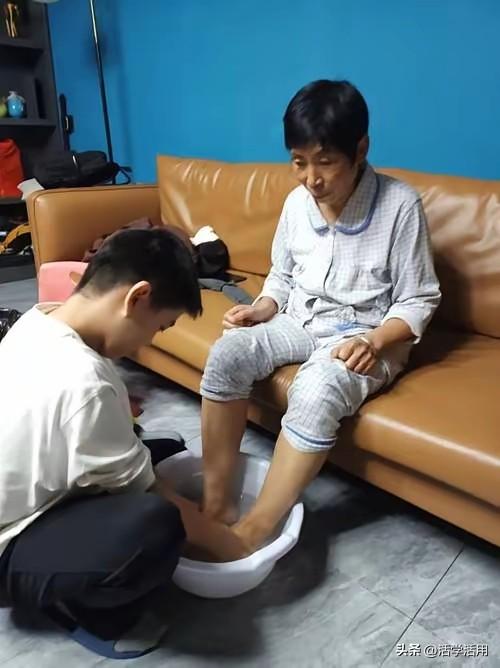 敬孝

孝敬父母没大小

只有行动是最好

洗脚剪指虽小事

年迈父母真需要
