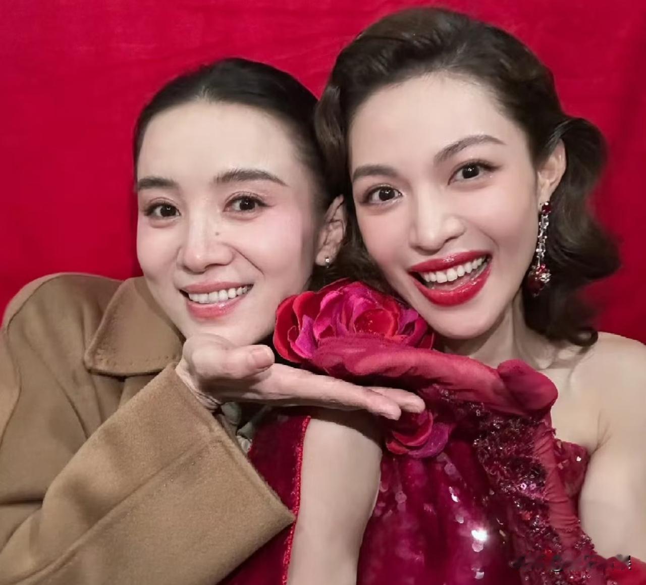 近日，钟楚曦在个人社交账号上，晒了和曾沛慈的合照，有网友评论说：“是金鸡最佳女配