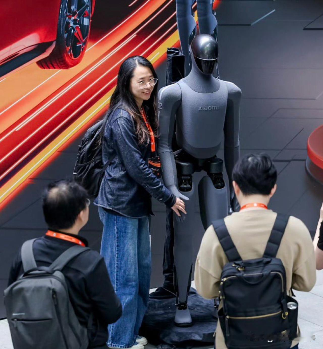 小米股价从巅峰时期的61港元跌到现在30港元，市值跌掉了50%，小米汽车对业绩带