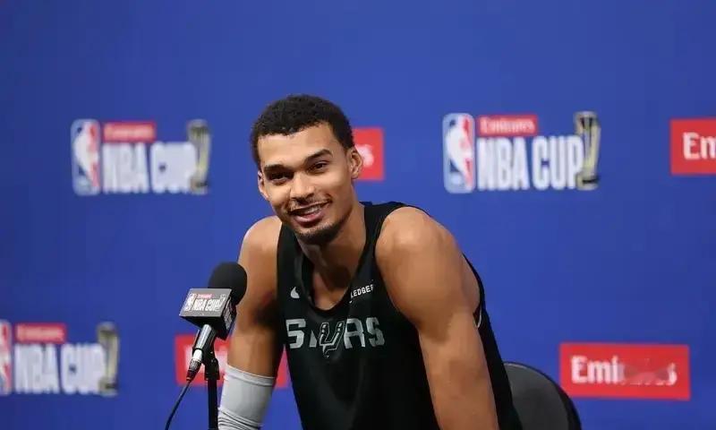 文班亚马被问现役NBA最佳是谁。
 
张口就是字母哥和亚历山大，居然没提约老师？