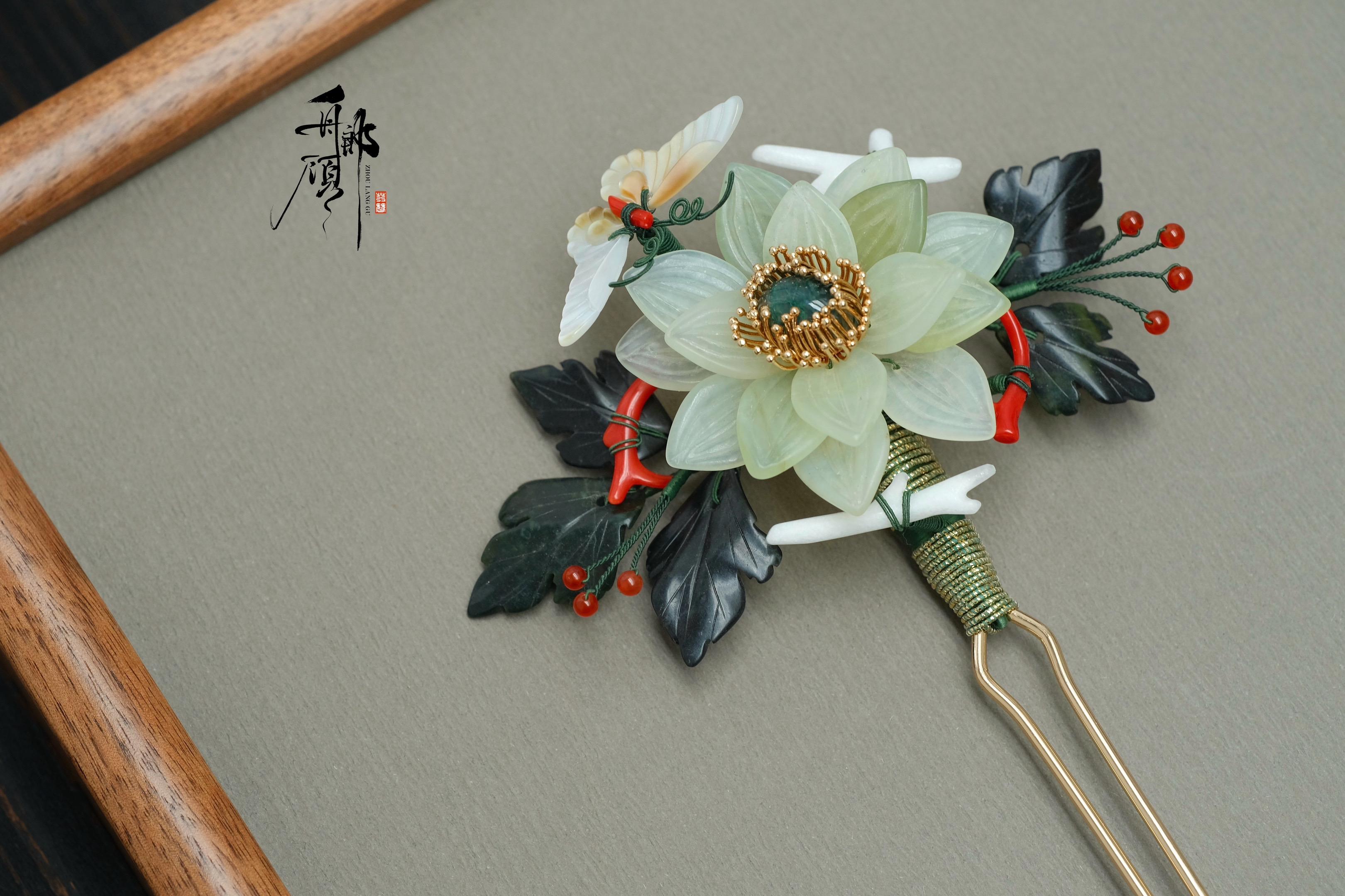 「 蝴蝶翩跹绕鬓飞 」。一对天然石花钗，岫玉、墨玉搭配水草玛瑙。