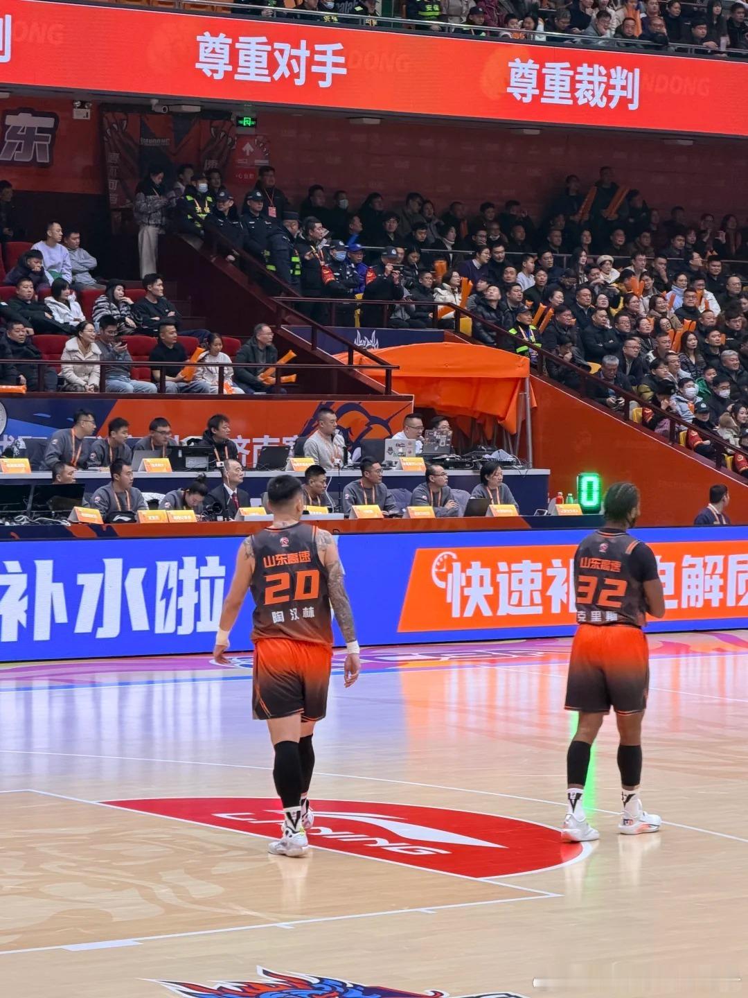 CBA常规赛收官战悬念拉满，两场关键对决直接决定辽宁与山西的季后赛排名走向。辽宁