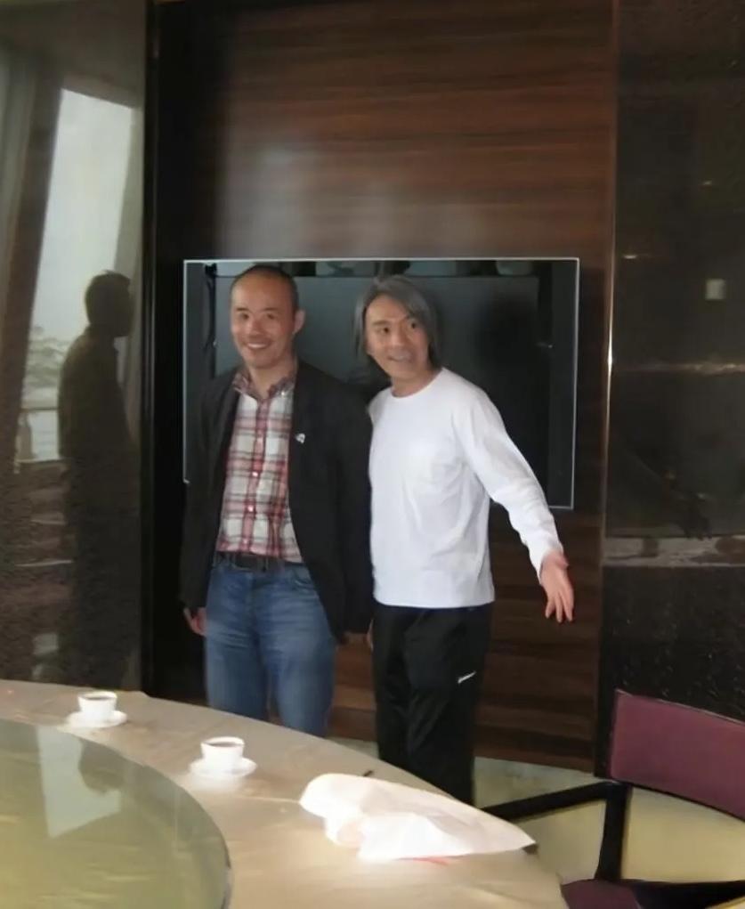 周星驰和王石还一起吃过饭，看着王石那个时候，脸上不像现在那么瘦。

周星驰身穿白