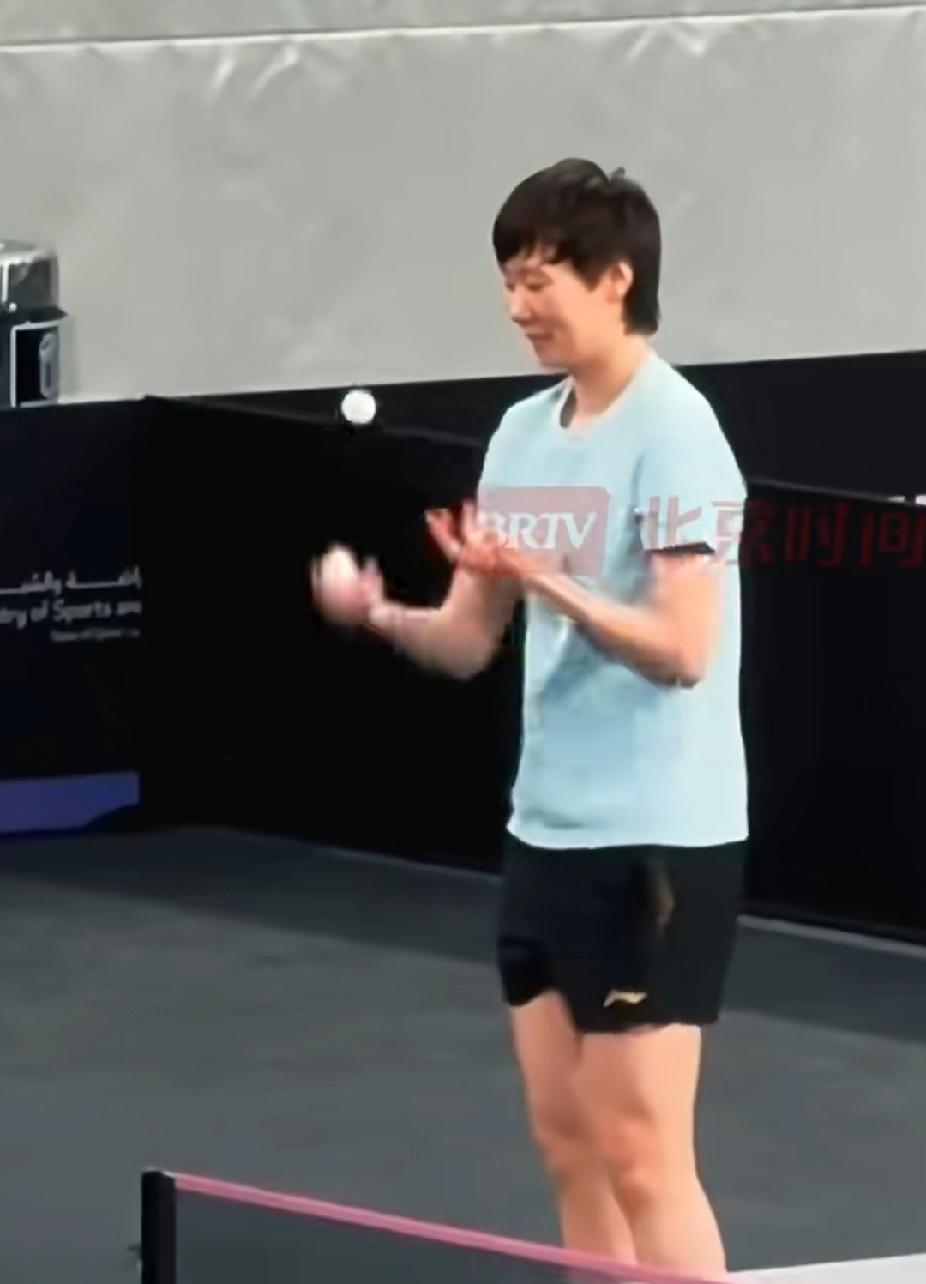 王曼昱 你还有多少惊喜是我们不知道的
WTT多哈冠军赛备战间隙，王曼昱训练结束后