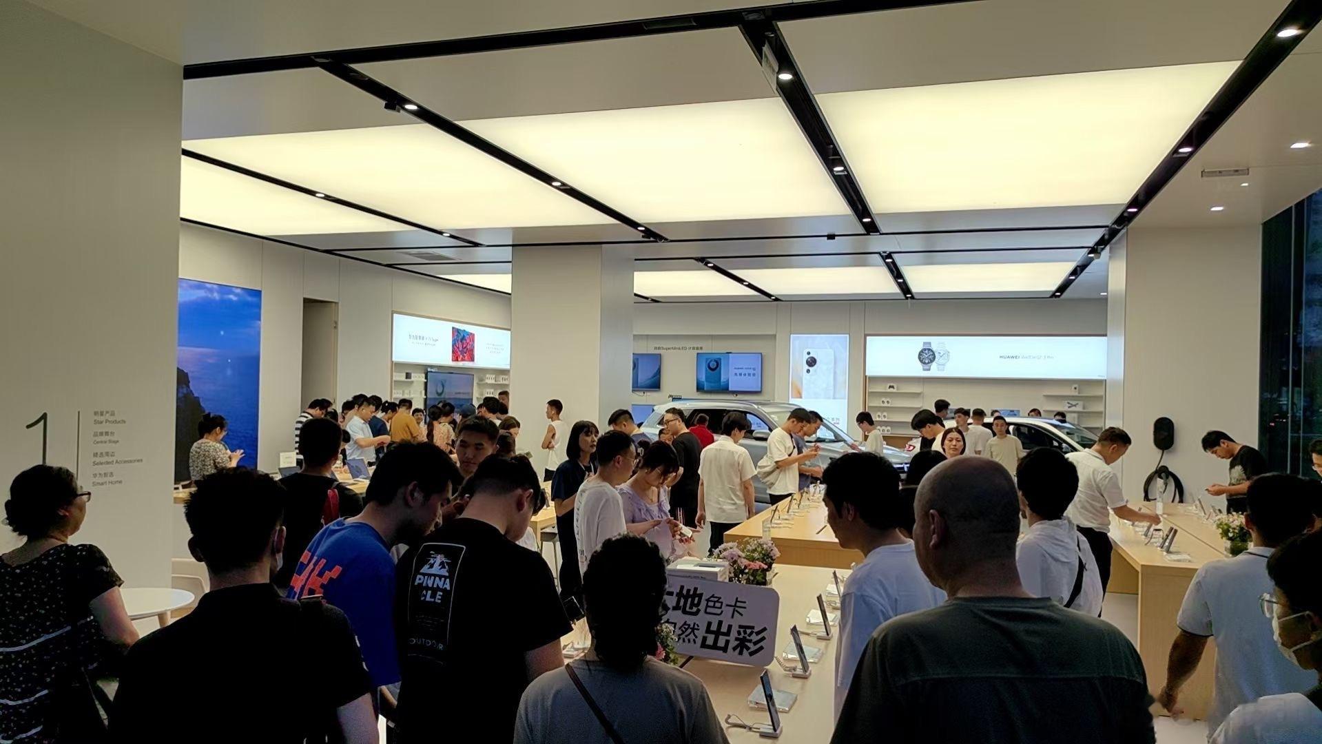今天18:08，华为Mate 60 Pro订金销售用户可前往门店取机，全国多地华