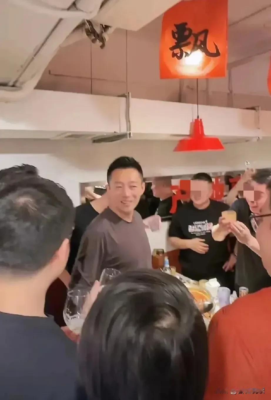 看这边看这边

汪憨憨外出吃个饭
那么多爱慕者求干杯🍻
看得安大勇都主动退后[