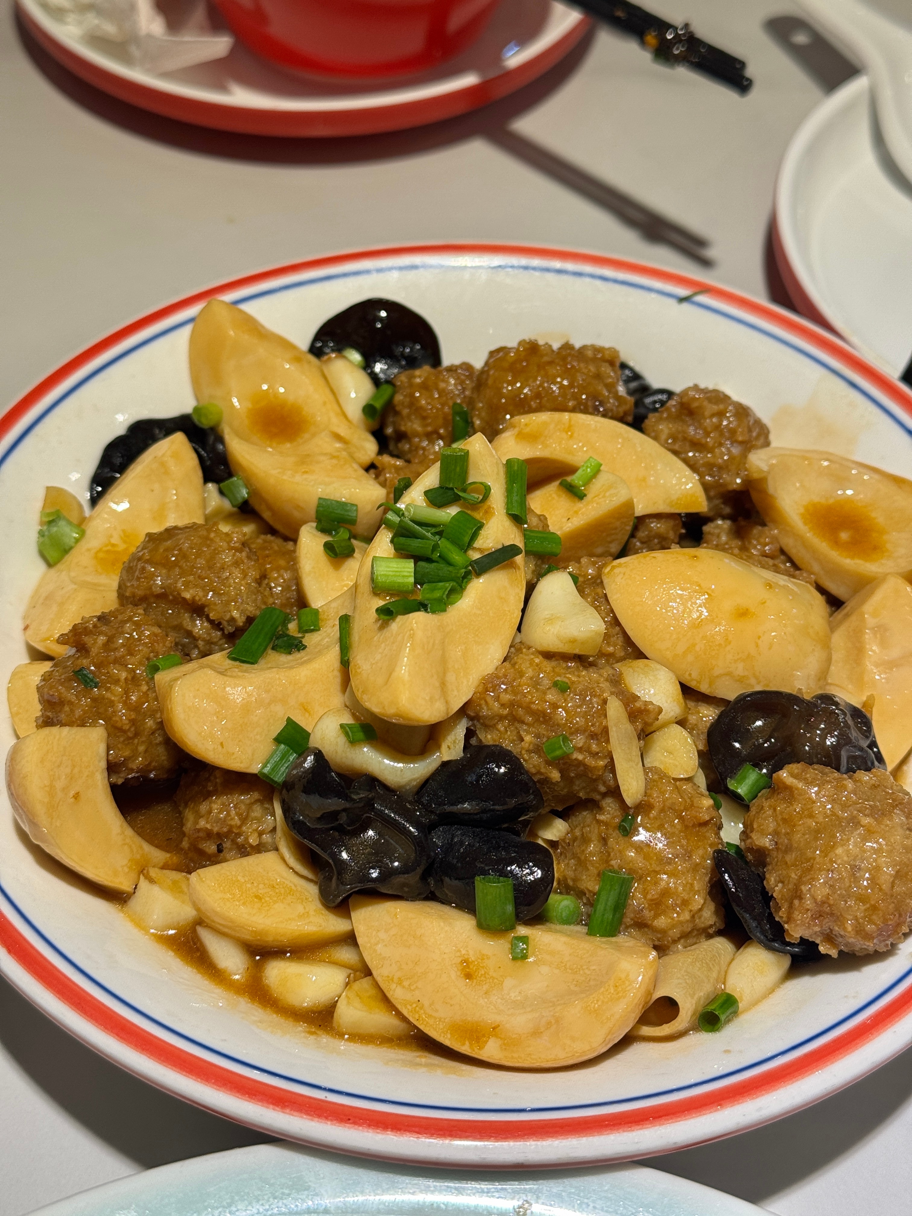 隆披尼挺好吃的，很爱打抛饭。咖喱虾出乎意料的好吃，虾的肉质很不错，难得晚上去普拉