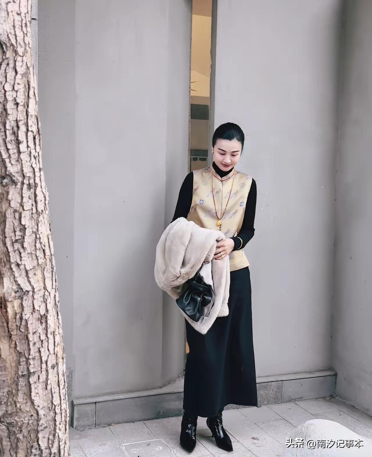 发小43岁，做全职太太15年，她老公在外面还有一个家，全家上下都知道，她心里也清