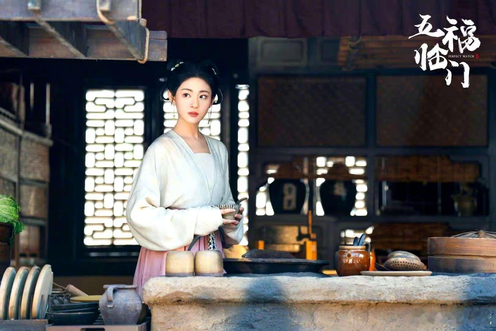 赵晴不语只是一味地吃瓜  看《五福临门》被春来圈粉了！赵晴演的她平时慵懒吃瓜，关