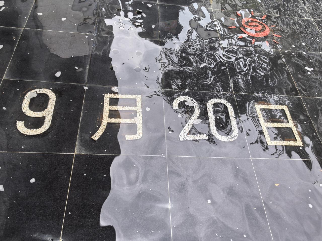 姐姐新买的小区房，看着挺高档的。
尤其是进小区院门，花团锦簇，小桥流水，气派的很