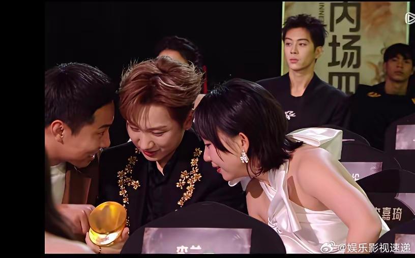 汪苏泷要告诉陈星旭一个参会技巧:一定不要坐在两个女性的中间，要不然自己就容易沦为