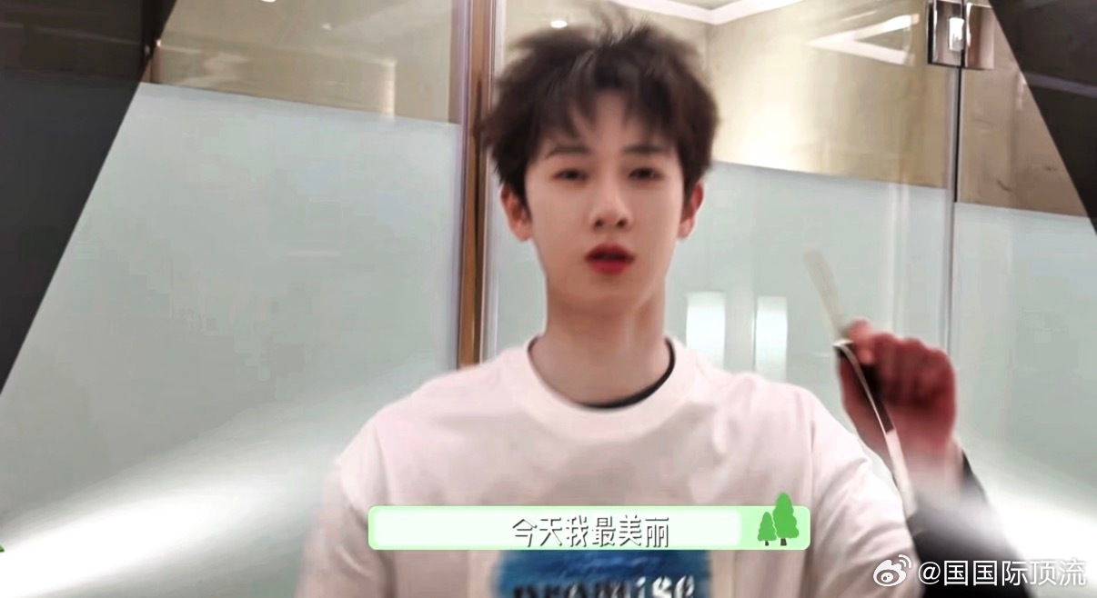 原来小林有帮时团打歌 李昀锐打歌也太有趣了，一边唱“今天我最美丽，全世界我最美”