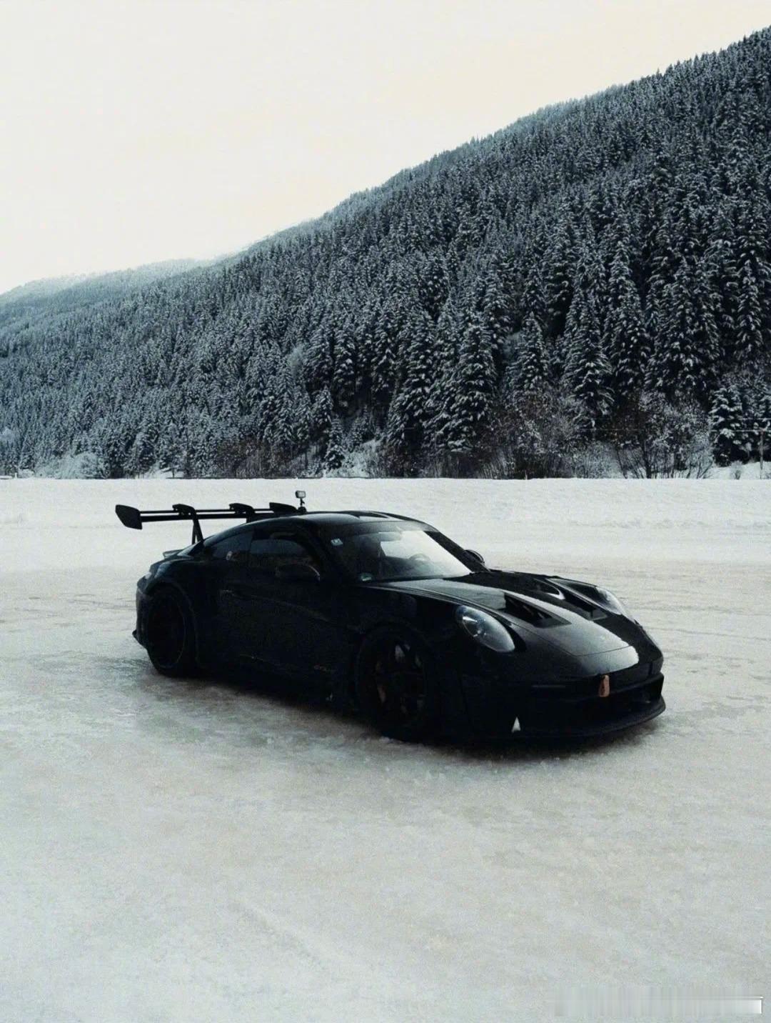 脚上好，黑武士GT3 RS的雪地狂奔