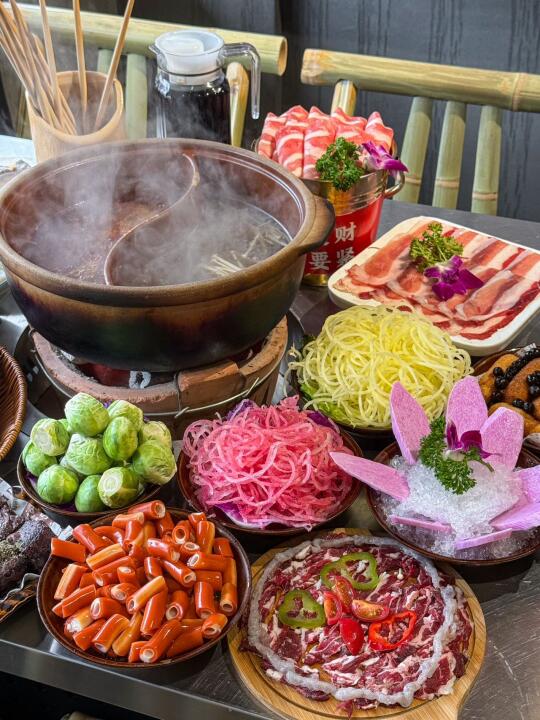 横店这家…泥炉火锅！！包好吃的啊！！