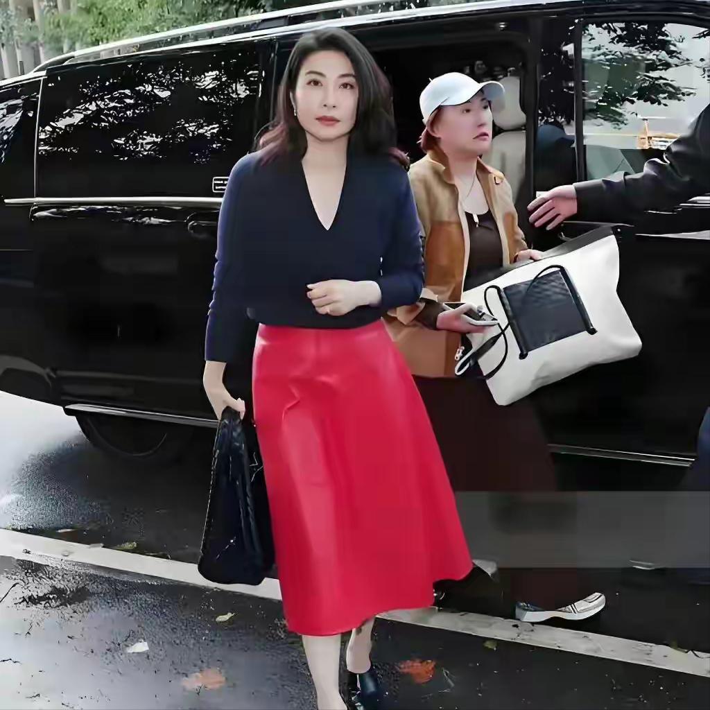 郭晶晶又去巴黎时装周了，霍启刚又认不出媳妇了！
郭晶晶参加这类的时尚活动，的身份