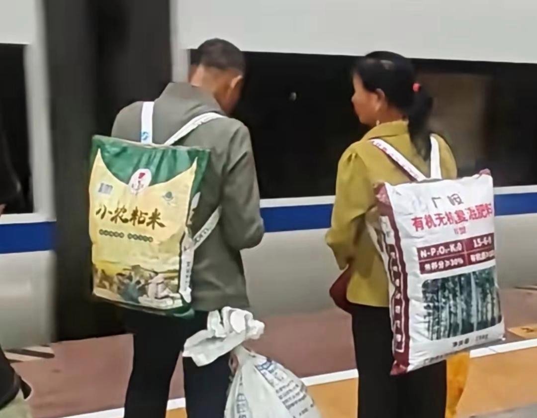 不要让巴黎世家看到，不然这背包要卖10多万！ 