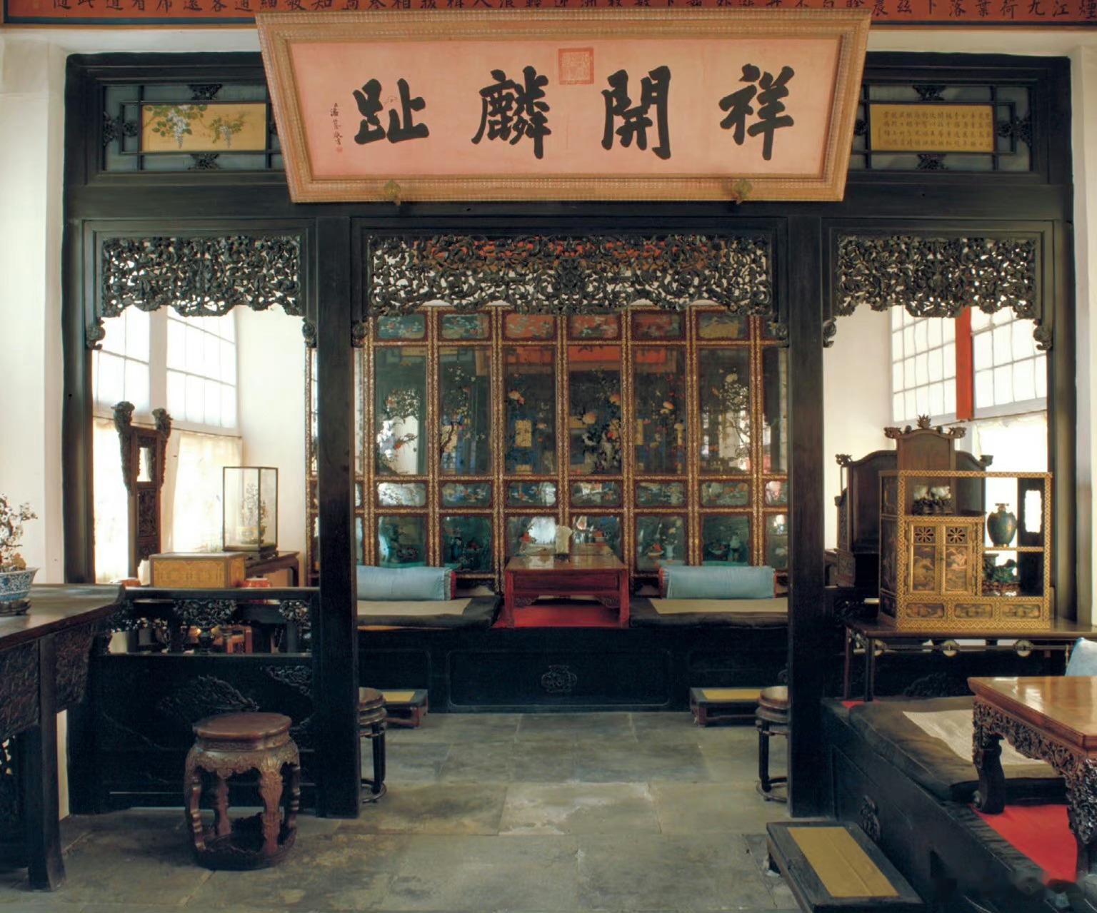 《红楼梦》中两次提到玻璃屏风，一次是贾蓉向凤姐借的玻璃炕屏，一次是贾母过寿粤海将
